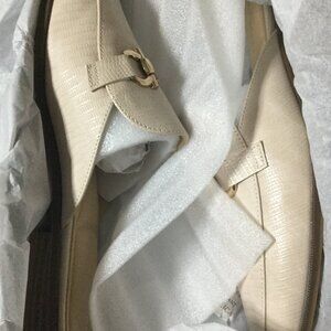 NWT in box squared toe horse bit cream colored mules size 8.5